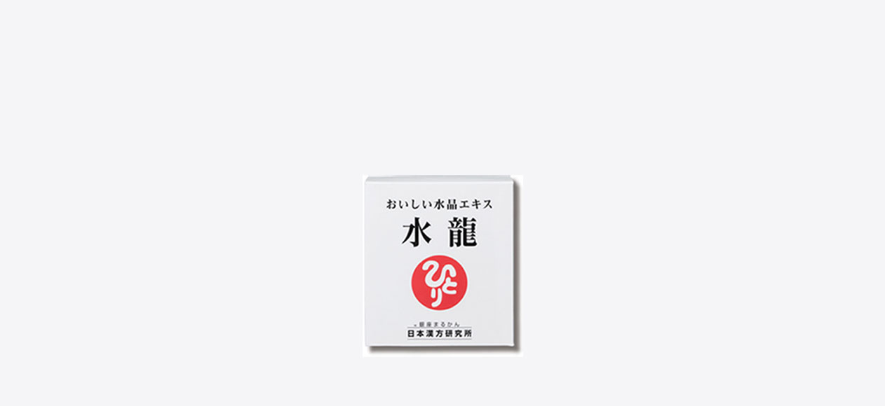 シンプルな薄いグレーの背景。中央にホワイトの正方形のパッケージ箱の外観。箱の正面に黒い文字で「おいしい水晶エキス 水龍」と製品名があり、その下に赤くて丸い「ひとり」のブランドロゴが配置されている。最下部には「銀座まるかん 日本漢方研究所」の文字がある